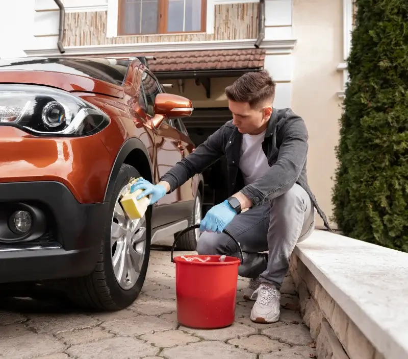 Lavage auto à domicile La Ménitré : professionnel intervenant sur un véhicule